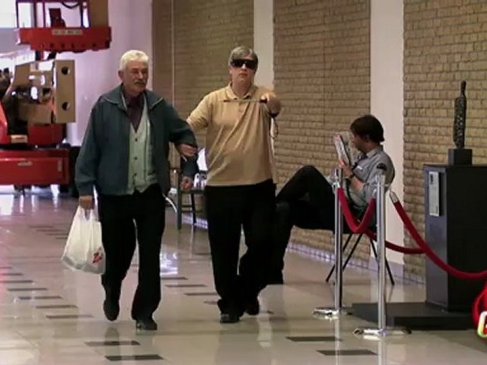 Gag- Statuette qui tombe toute seule