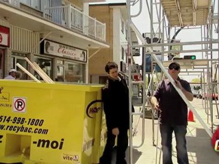 Travailleur tombe dans la bine à déchets