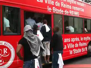 Montée des joueurs du Stade de Reims dans le bus à impériale.