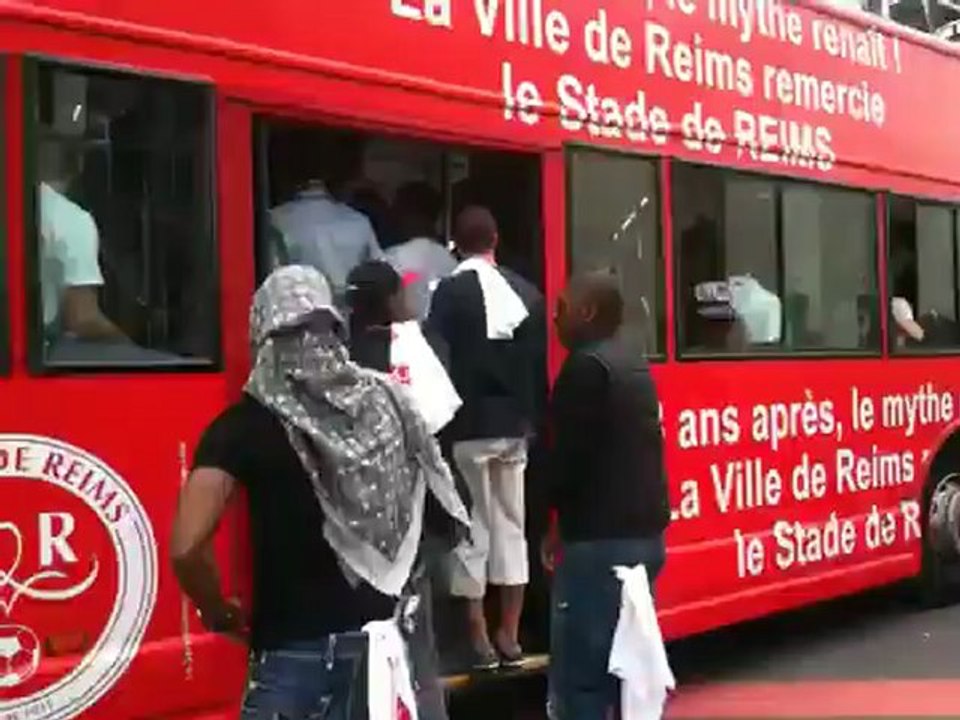 Montée des joueurs du Stade de Reims dans le bus à impériale.