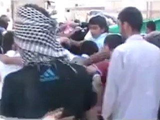 Télécharger la video: Syria فري برس حلب حي المرجة جمعة أبطال جامعة حلب 18 5 2012 ج3 Aleppo