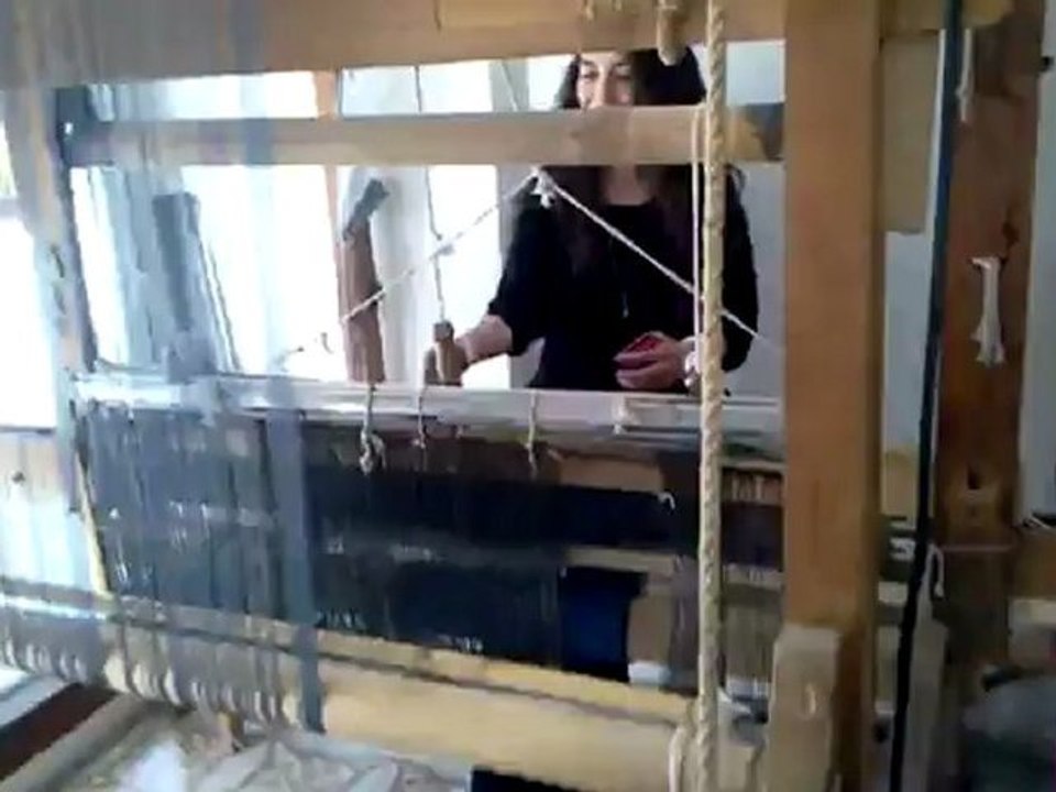 Şefkat Tepe'nin Leyla'sı Aslıhan Güner ipek dokuyor