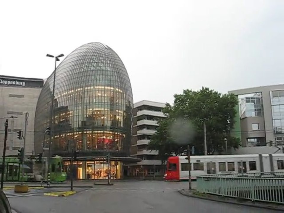 Cologne, Allemagne : tramway & gratte ciel