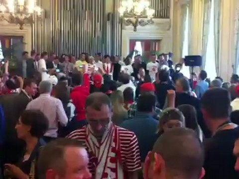 Les joueurs du Stade de Reims reçoivent la médaille de la ville de Mme la maire Adeline Hazan