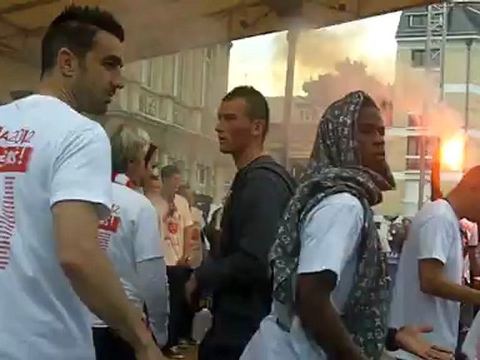 Les joueurs du Stade de Reims sur le podium devant la mairie de Reims