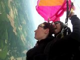 Charlotte saute en parachute tandem avec Go-parachutisme