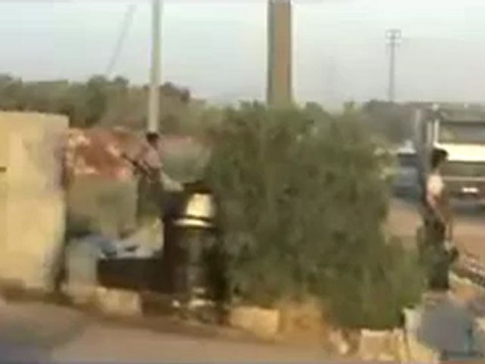 Syria فري برس حلب كتيبة شهداء الاتارب تسيطر على حاجز اسدي  وترفع علم الاستقلال  19 5 2012 Aleppo