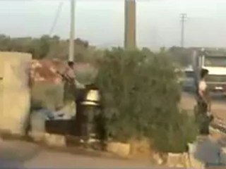 Syria فري برس حلب كتيبة شهداء الاتارب تسيطر على حاجز اسدي  وترفع علم الاستقلال  19 5 2012 Aleppo