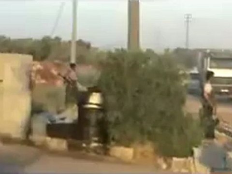 Syria فري برس حلب كتيبة شهداء الاتارب تسيطر على حاجز اسدي وترفع علم الاستقلال 19 5 2012 Aleppo