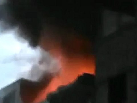 Syria فري برس حمص حي القصور قصف الحي بالهاون واحتراق الأبنية 19 5 2012 Homs