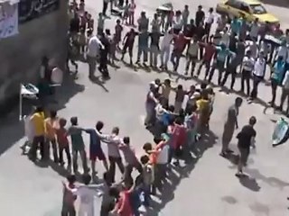 Syria فري برس  حماه المحتلة اطفال باب قبلي يرسمون كلمة حلب بأجسادهم 19 5 2012 Hama