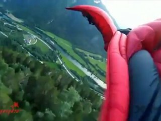 homme oiseau - wingsuit : survol des montagnes en combinaison