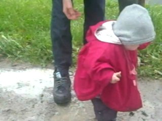 Quand Aela joue dans les flaques d'eau !