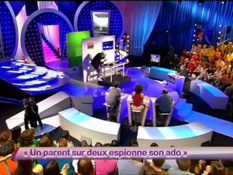 Lascars Gay - 1 parents sur 2 espionne son enfant