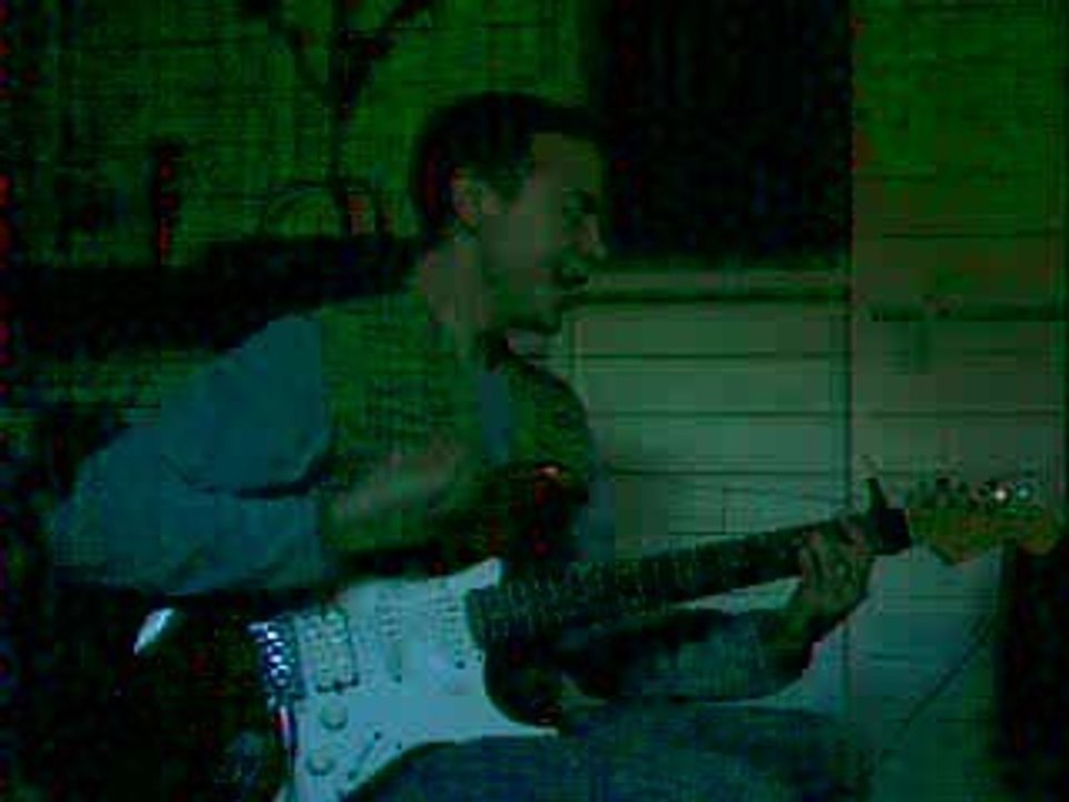 BRANDON LOVE à la guitare