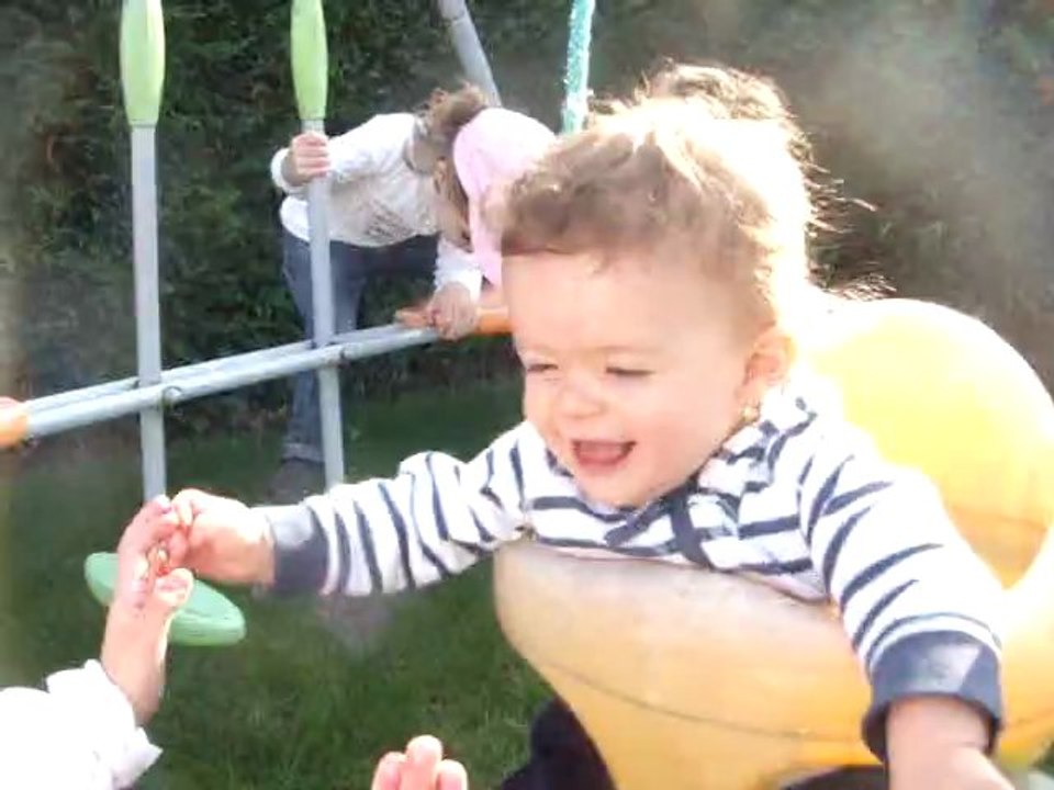 Julyan sur la balançoire!