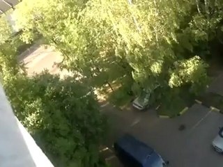 Deux femmes se garent sur un parking