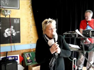 Marie Lore chante "Monde ouvrier" à l'occasion d'une rencontre à Courcelles-les-Lens avec Michèle DESSENNE.