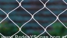 Instalación de cerramiento de red el perímetro de cancha de fútbol