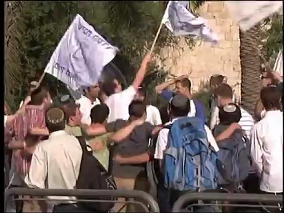 قوات الأحتلال تعتدي على مسيرة مضادة لمسيرة المستوطنين في القدس