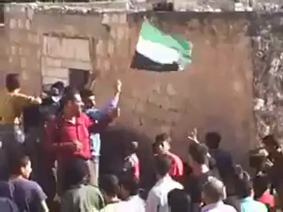 Syria فري برس ادلب حربنوش  الجيش الحر يرافق تشييع الشهيد 20 5 2012 ج2 Idlib