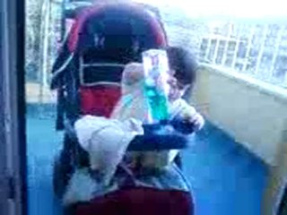 kendi arabasını temizleyen bebek