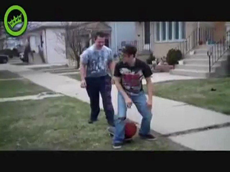 Régis veut faire un nutshot à son copain