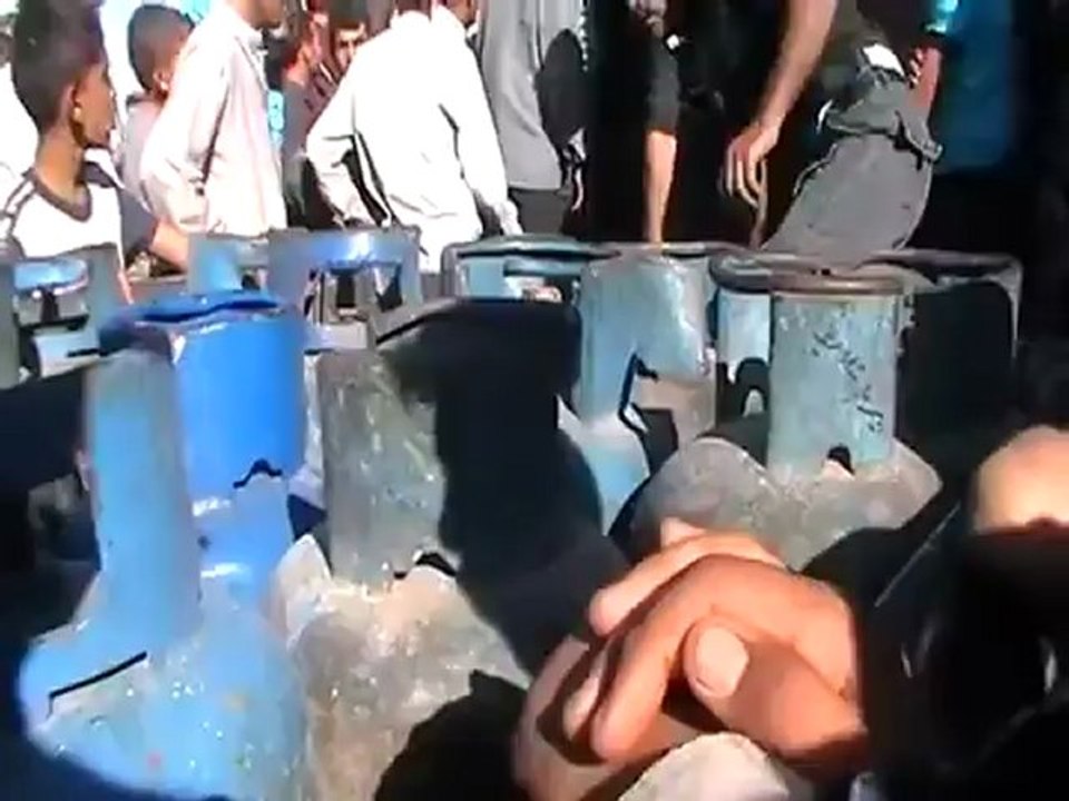 Syria فري برس ريف حلب كفركرمين نظام الاسد يكمل تجويع الشعب بقطع الغاز عن المدن  ويقوم الجيش الحر بالتوزيع21 5 2012 Aleppo