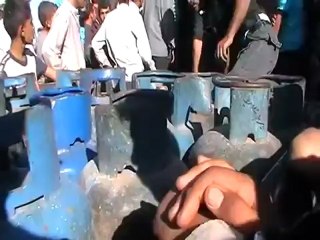 Syria فري برس ريف حلب كفركرمين نظام الاسد يكمل تجويع الشعب بقطع الغاز عن المدن  ويقوم الجيش الحر بالتوزيع21 5 2012 Aleppo
