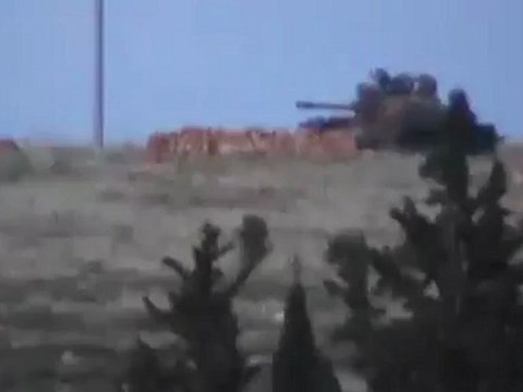 Syria فري برس ريف حلب الأتارب تمركز الدبابات عللى الطريق العام منذ الصباح الباكر 21 5 2012 Aleppo