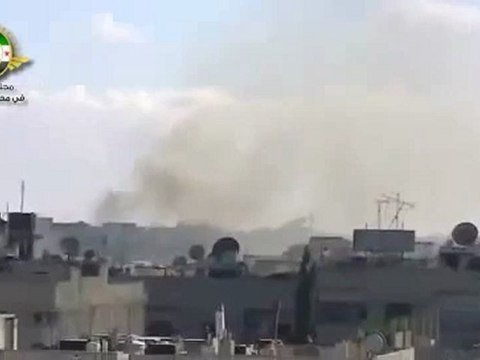 Syria فري برس حمص تصاعد اعمدة الدخان من منازل المدنيين في حي كرم شمشم بسبب إستهداف الحي بقذائف الأربي جي من عصابات الأسد 21 5 2012 Homs