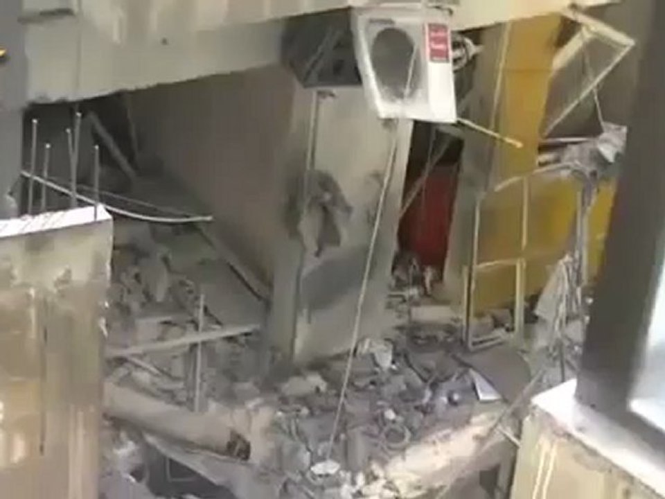 Syria فري برس حمص اثار الدمار في احد منازل حي الخالدية  بعد  ان استهدف الحي بقذائف الهاون ليلة امس 21 5 2012 Homs