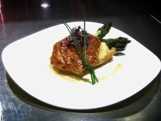 Cuisine et Voo : Feuilleté aux asperges et à la sauce hollandaise par Alexandre Hulin du restaurant "Grill & Cow"