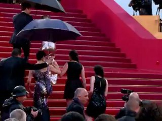 فريق عمل فيلم " لوف" على البساط الأحمر في كان