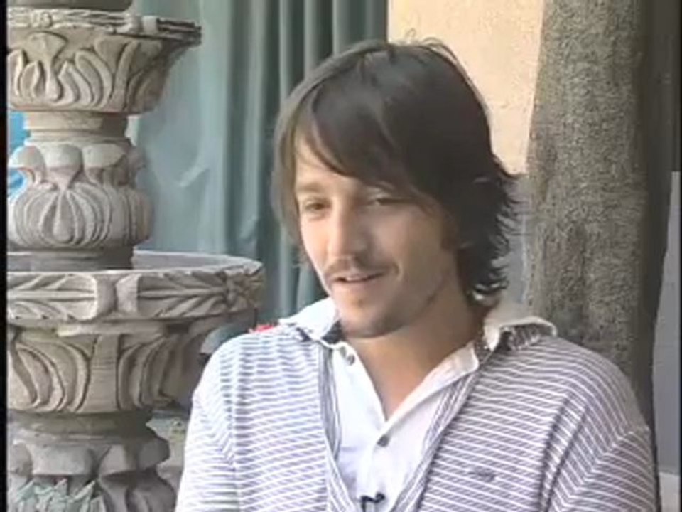 Diego Luna a "la sombra" del búfalo de la noche