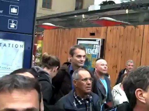 Manuel Valls accueilli par les journalistes en gare de Marseille