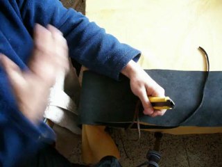 découper des brins de cuir à main levée