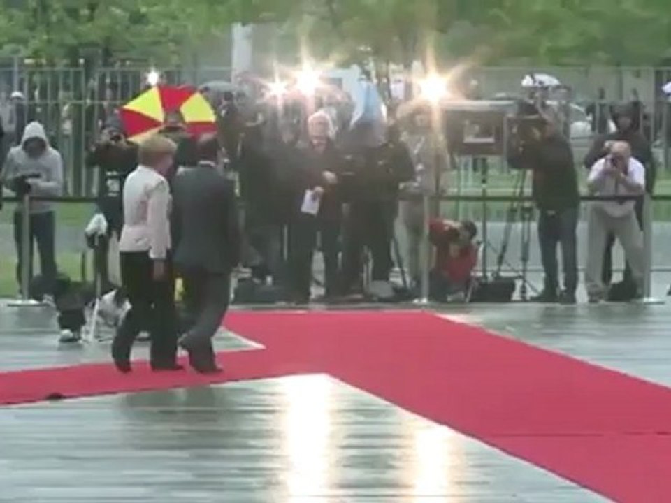 Vidéo  François Hollande chancelle devant Merkel   dreuz.info