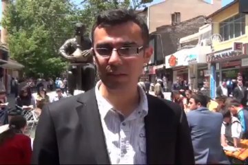 Öğle tatilinde kitap okuyorlar
