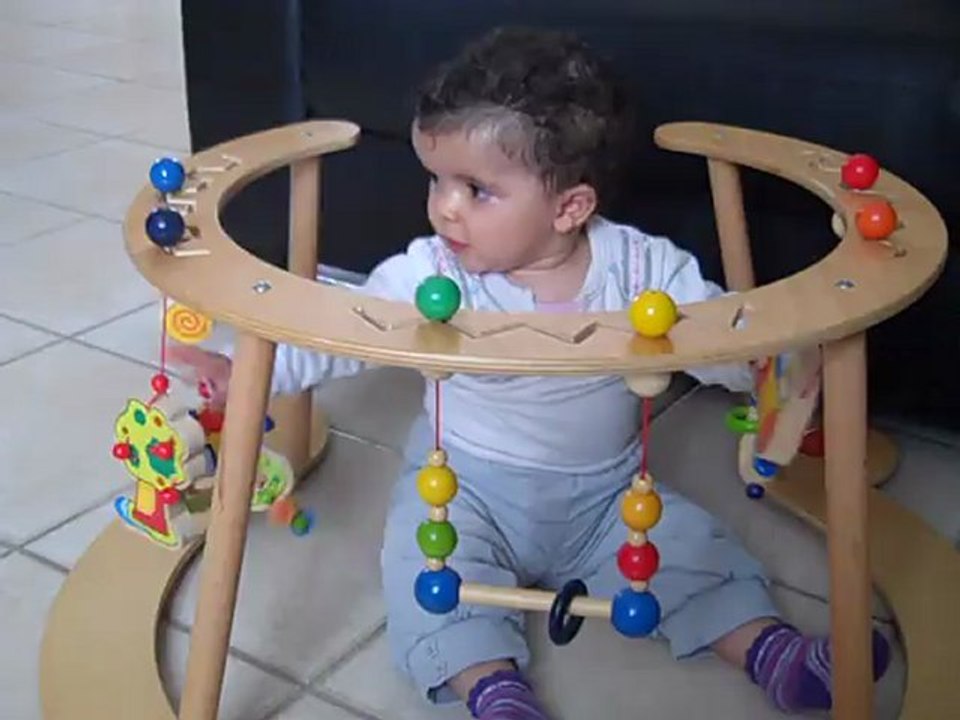 Maya et son nouveau joujou