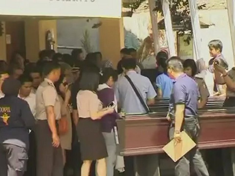 Families view remains of plane crash victims