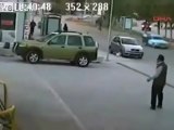 ACIDENTE!! Carro desgovernado atropela pedestres em ponto de ônibus