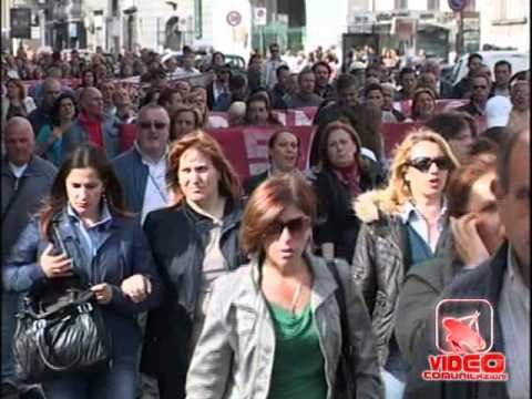 Napoli - Disoccupati del Progetto bros, saliti su una gru del cantiere del Metrò (17.05.12)