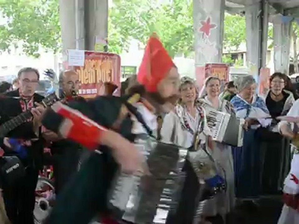 Les Ravis place du marché Saint Quentin la Poterie festival de l'accordéon