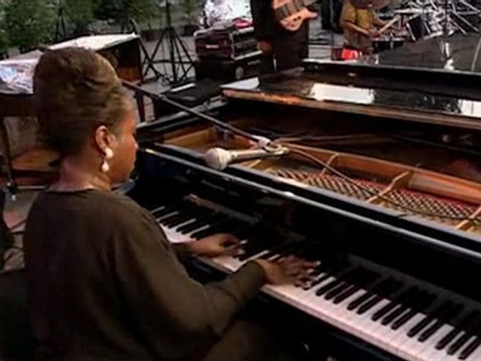 Liz Mc Comb - Zycopolis Productions