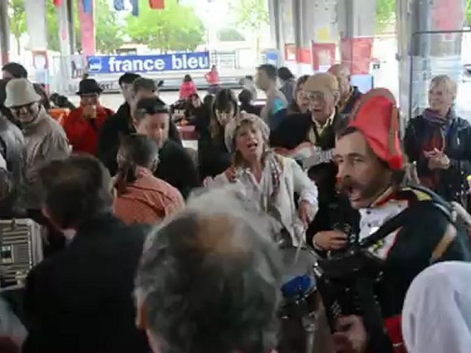 Les Ravis sur la Place Joseph Monier Saint Quentin la Poterie festival de l'accordéon