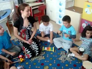GÖKÇE ÖĞRETMEN VE ÇİLEKLER SINIFI TİKİ TAK ORFF ÇALIŞMASI