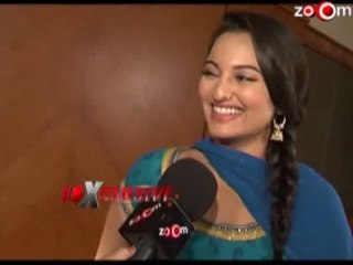 Sonakshi Sinha mimics Akshay Kumar