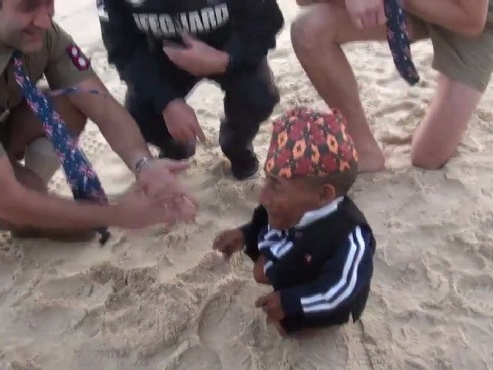 L'homme le plus petit du monde découvre la plage