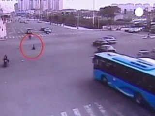 Cina, bambino attraversa incrocio all'ora di punta con...